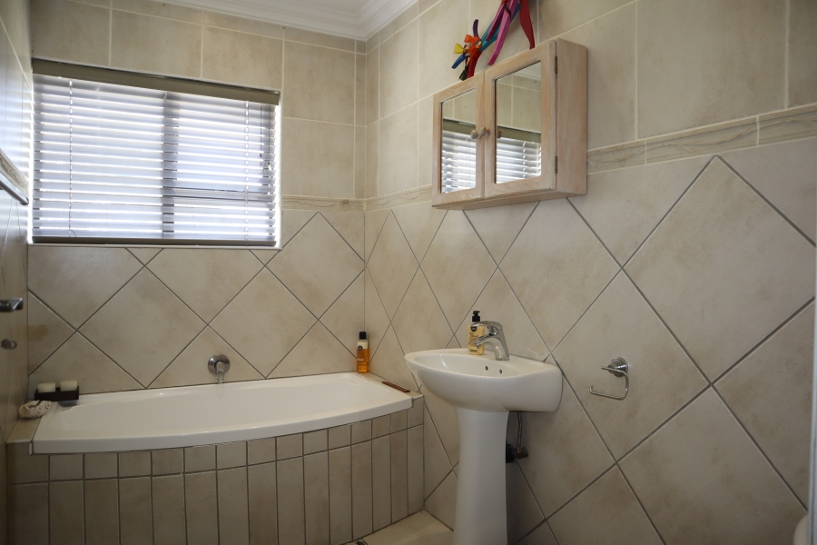 To Let 3 Bedroom Property for Rent in Wavecrest Eastern Cape